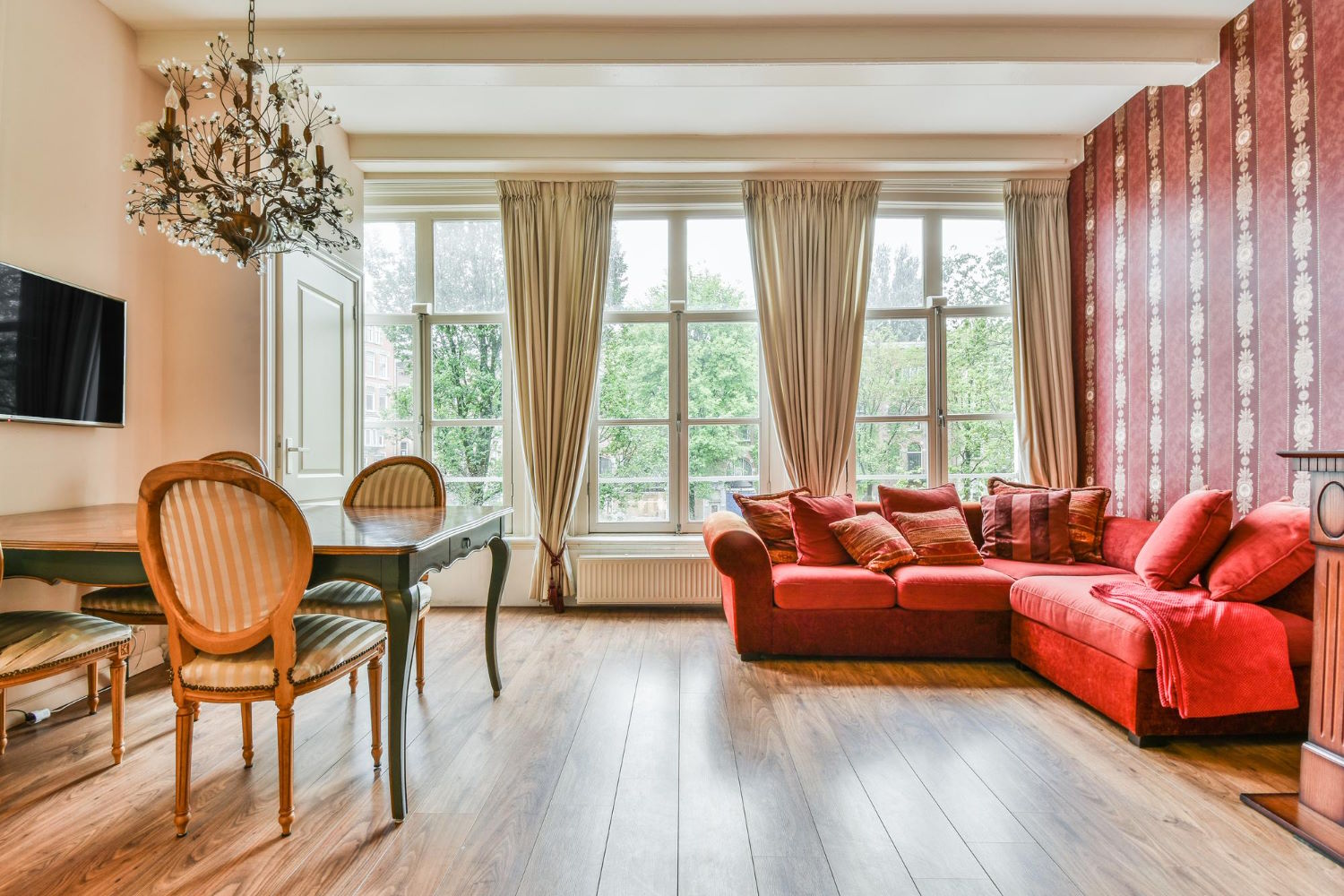 Piękno i elegancja drewnianych podłóg – niezwykłe arcydzieło w Twoim domu