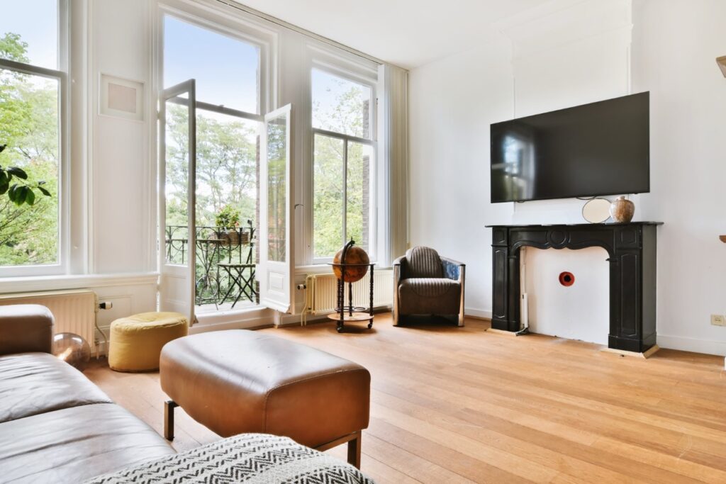 Drewniane podłogi mają bogatą historię, sięgającą starożytności, kiedy to pierwsze deski służyły jako podstawowa forma pokrycia ziemi w domostwach