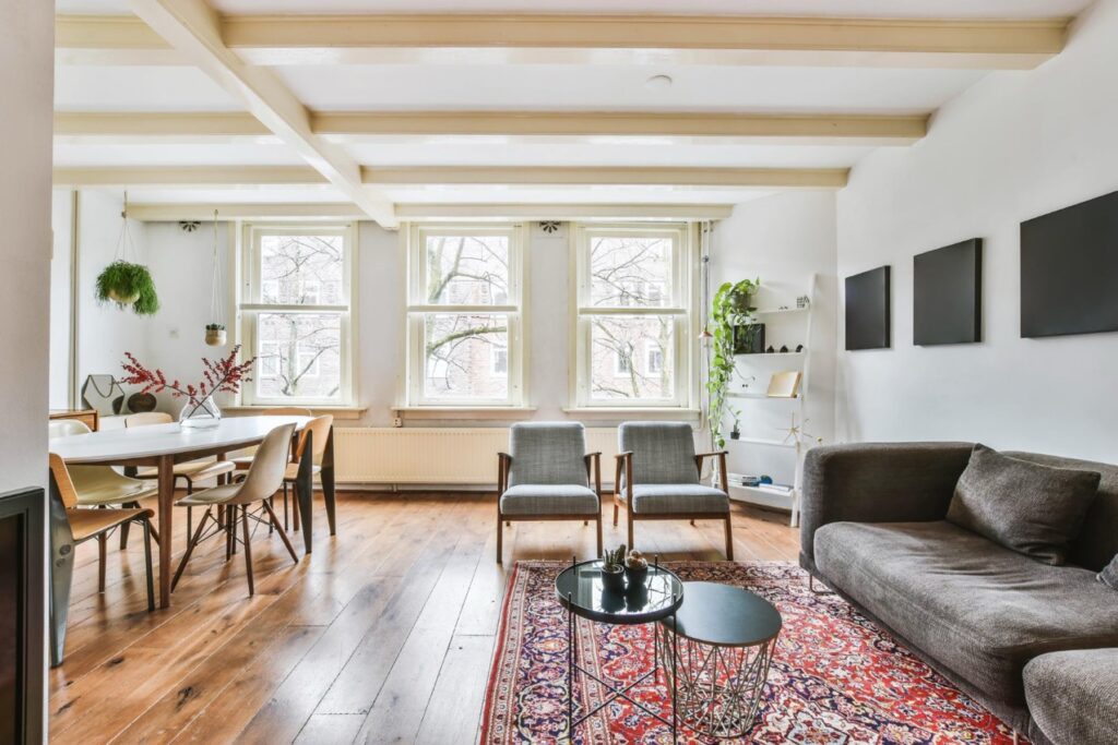 Drewniane podłogi mają bogatą historię, sięgającą starożytności, kiedy to pierwsze deski służyły jako podstawowa forma pokrycia ziemi w domostwach