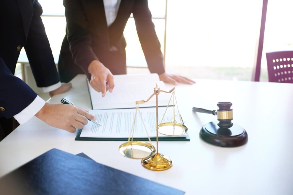 Wybór polisy odpowiedzialności zawodowej to decyzja, która powinna być poprzedzona dokładną analizą ofert dostępnych na rynku