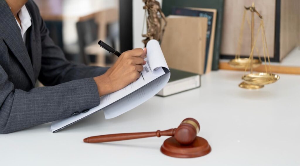 Wybór polisy odpowiedzialności zawodowej to decyzja, która powinna być poprzedzona dokładną analizą ofert dostępnych na rynku